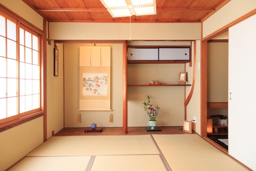 京町家をモダンに改装した、一棟貸し切りの宿です。